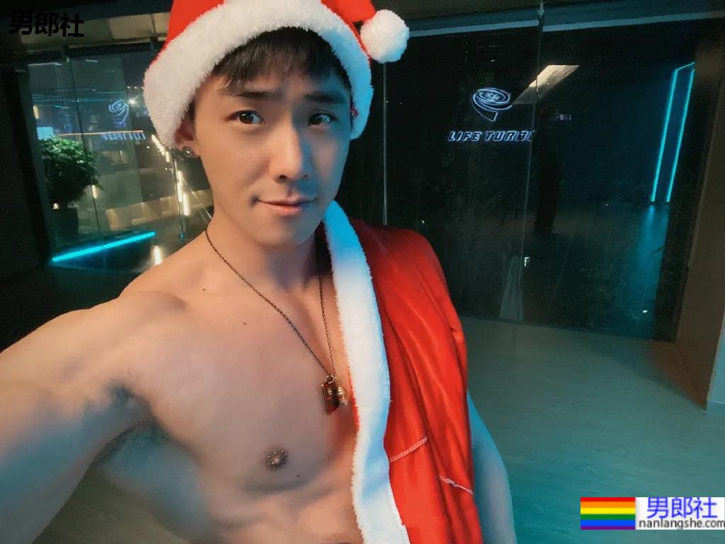 童颜腹肌重庆小哥火遍网络，炸裂腱子肉拍浴凧大片，真的馋人! - 51虹马