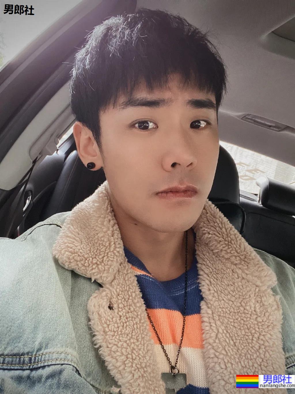 童颜腹肌重庆小哥火遍网络，炸裂腱子肉拍浴凧大片，真的馋人! - 51虹马