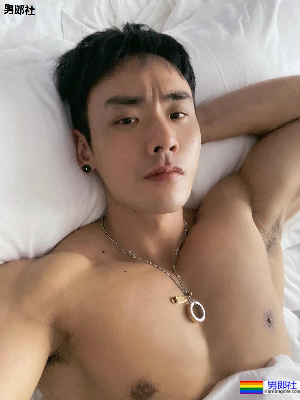 童颜腹肌重庆小哥火遍网络，炸裂腱子肉拍浴凧大片，真的馋人! - 51虹马