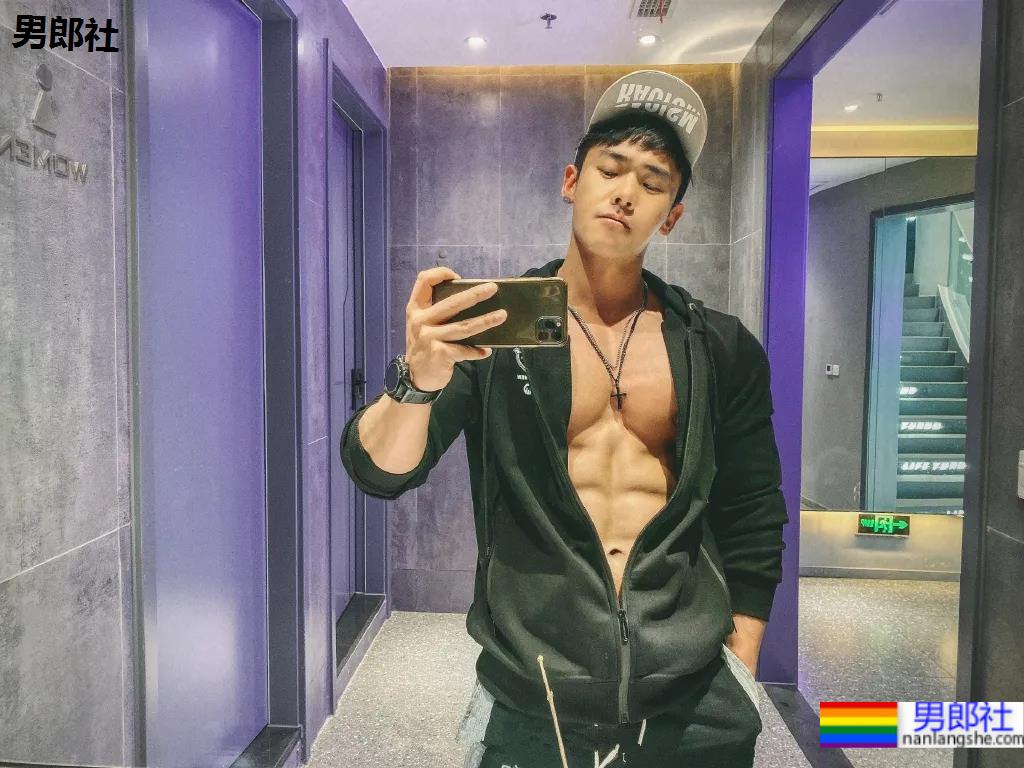 童颜腹肌重庆小哥火遍网络，炸裂腱子肉拍浴凧大片，真的馋人! - 51虹马