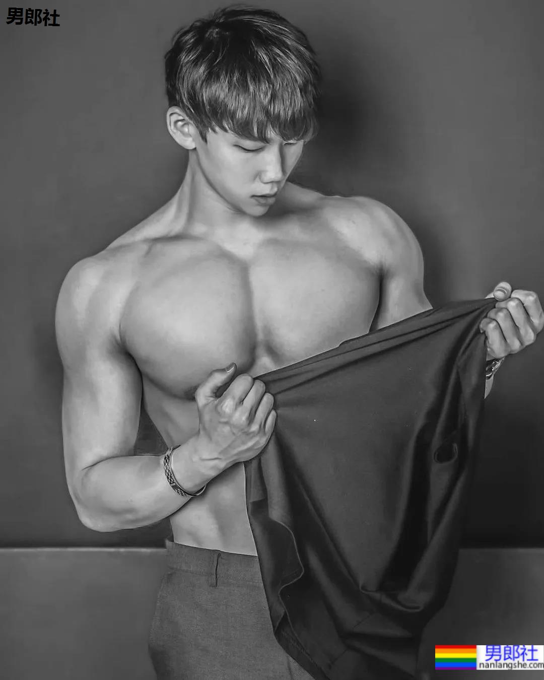 2021KR健身男模真实身材对比，是照片还是“照片”？ - 51虹马