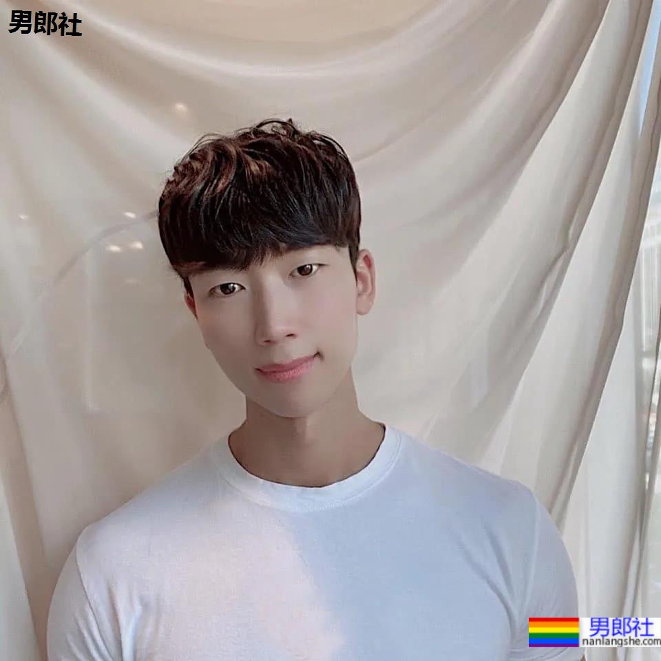 2021KR健身男模真实身材对比，是照片还是“照片”？ - 51虹马