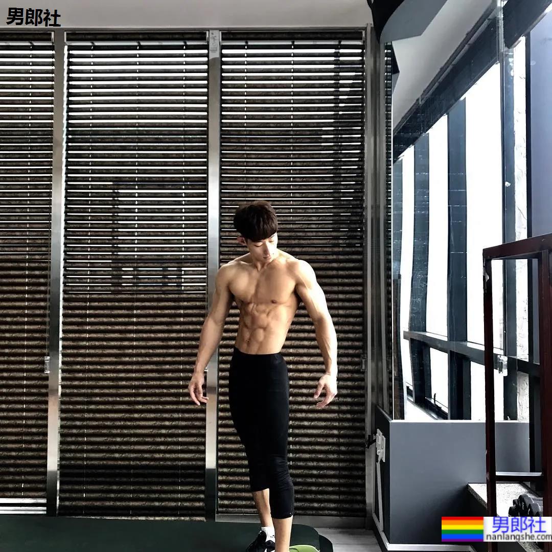 2021KR健身男模真实身材对比，是照片还是“照片”？ - 51虹马