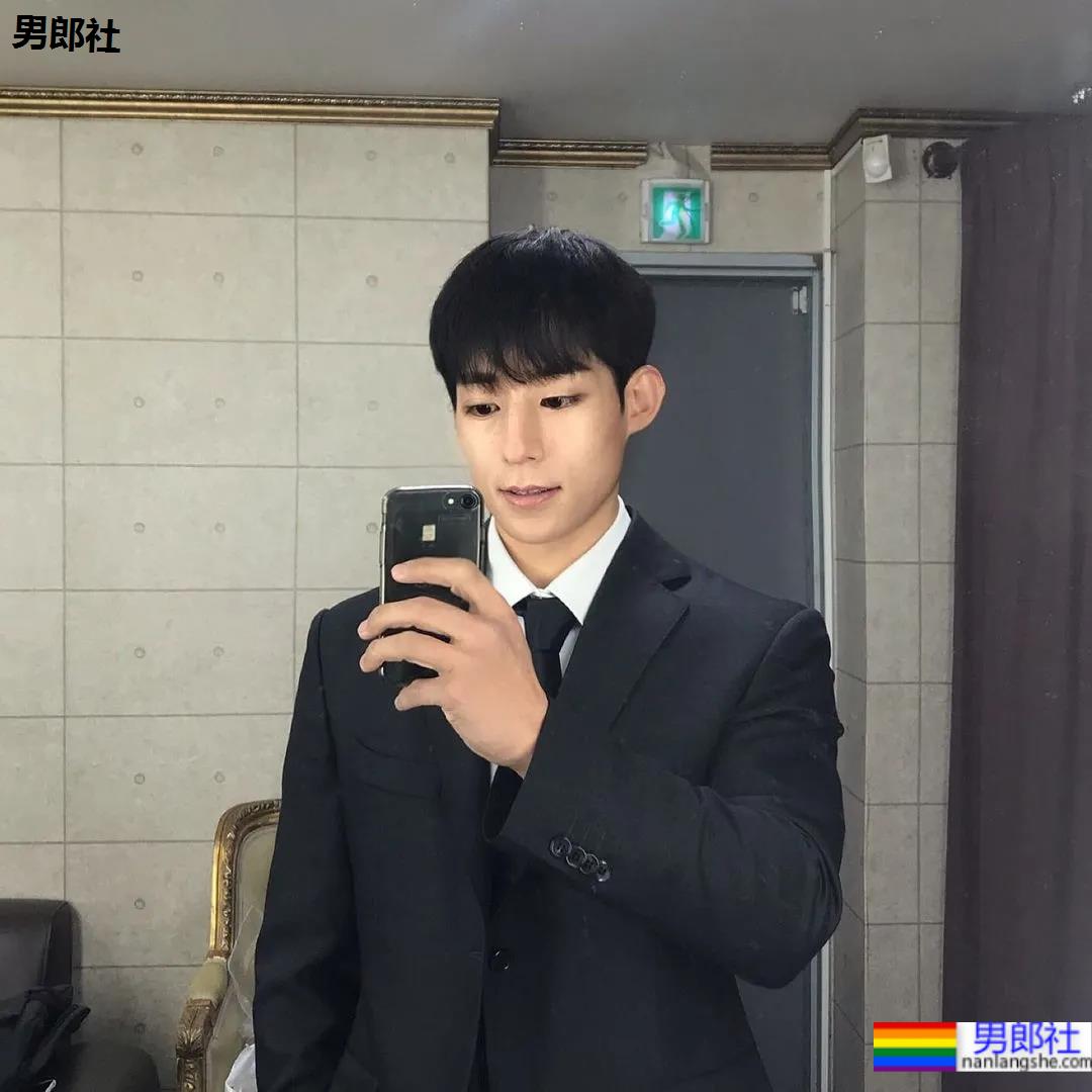 2021KR健身男模真实身材对比，是照片还是“照片”？ - 51虹马