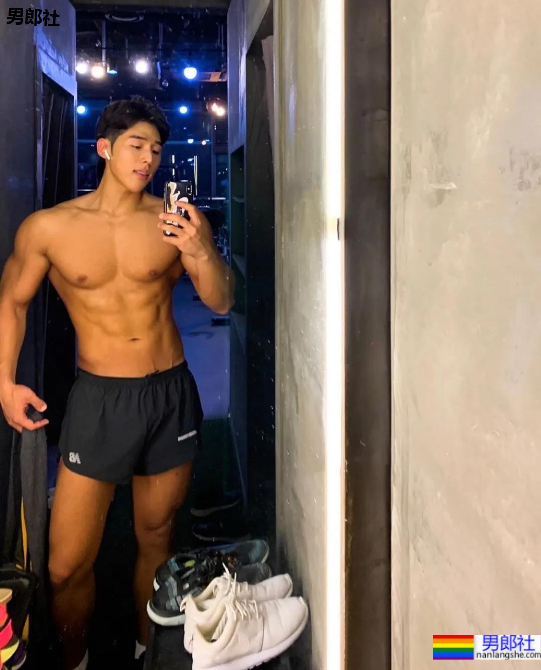 2021KR健身男模真实身材对比，是照片还是“照片”？ - 51虹马