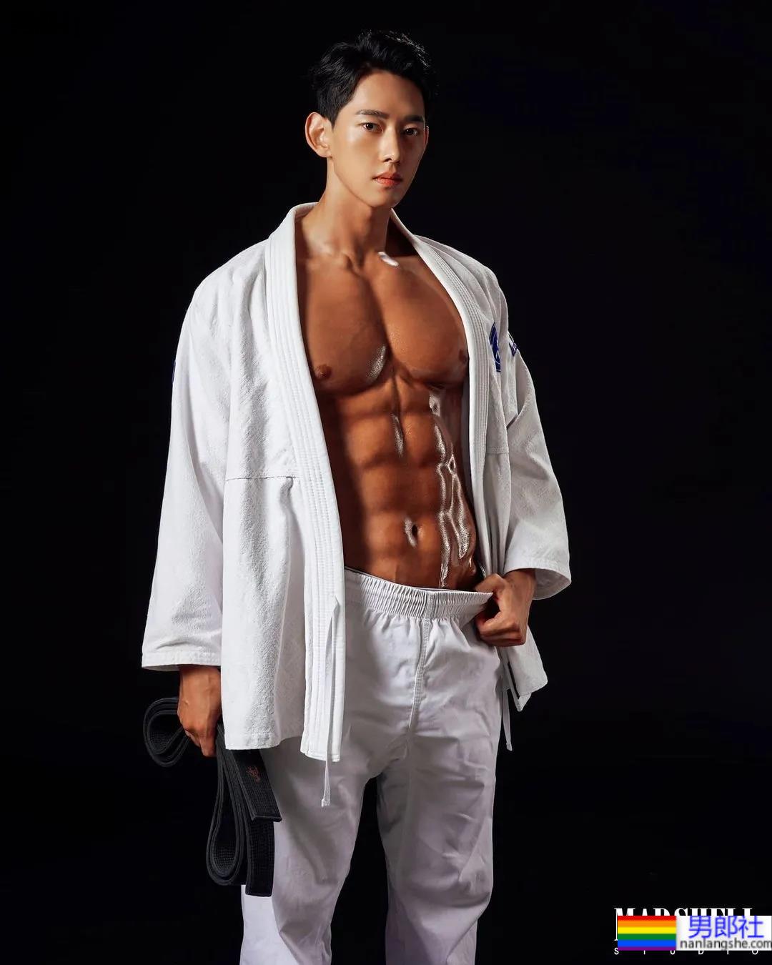 2021KR健身男模真实身材对比，是照片还是“照片”？ - 51虹马