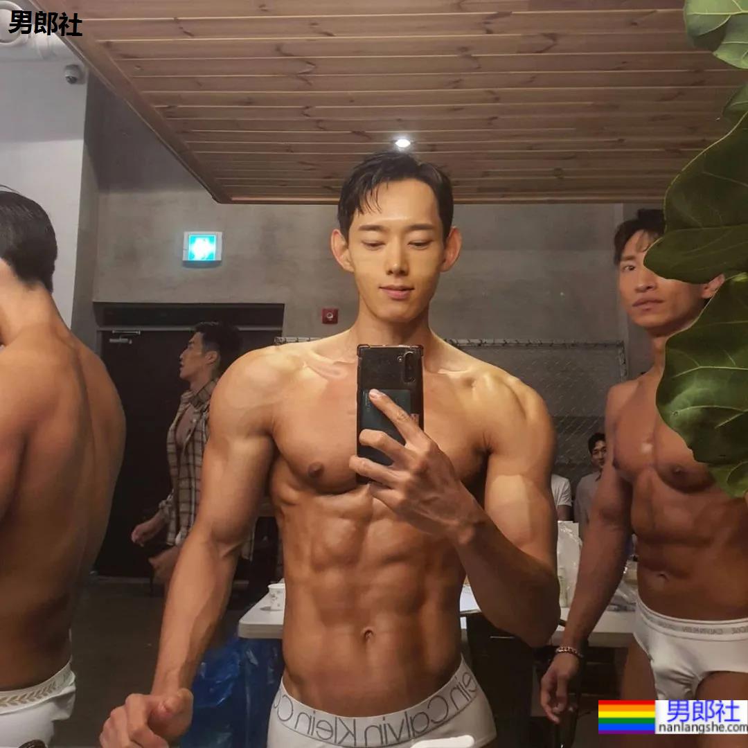 2021KR健身男模真实身材对比，是照片还是“照片”？ - 51虹马