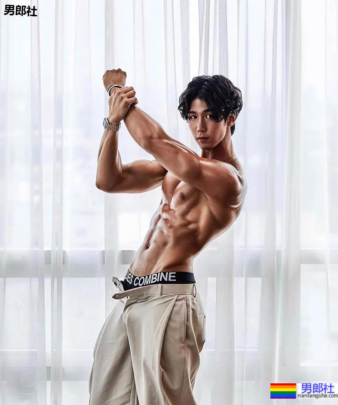 2021KR健身男模真实身材对比，是照片还是“照片”？ - 51虹马