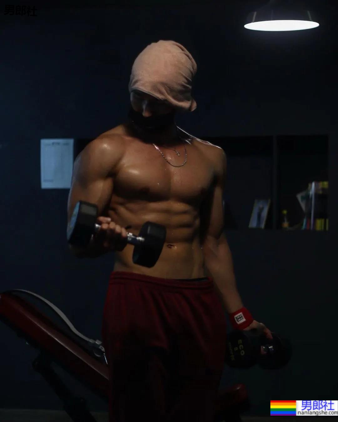 2021KR健身男模真实身材对比，是照片还是“照片”？ - 51虹马