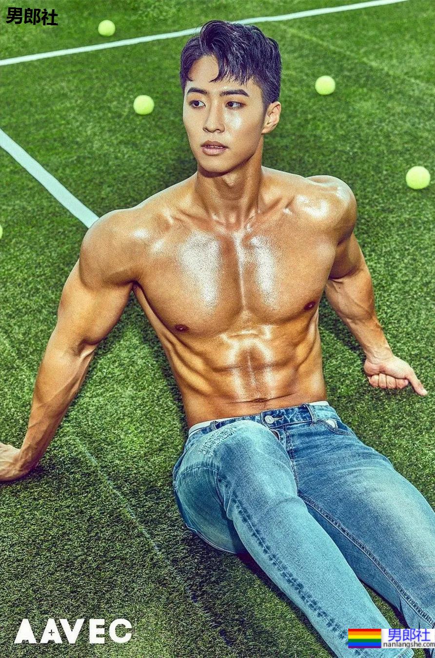 2021KR健身男模真实身材对比，是照片还是“照片”？ - 51虹马