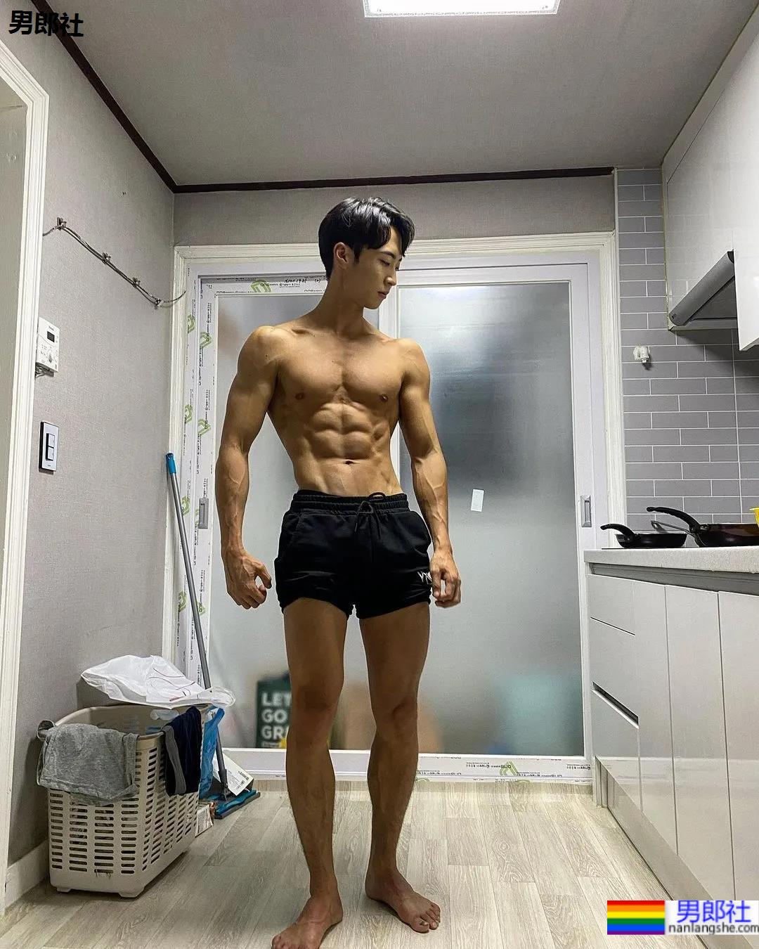 2021KR健身男模真实身材对比，是照片还是“照片”？ - 51虹马