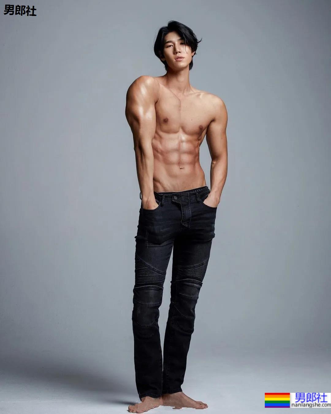 2021KR健身男模真实身材对比，是照片还是“照片”？ - 51虹马