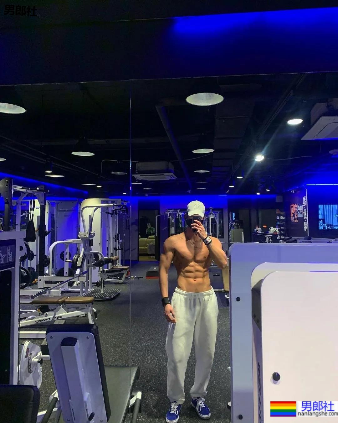 2021KR健身男模真实身材对比，是照片还是“照片”？ - 51虹马