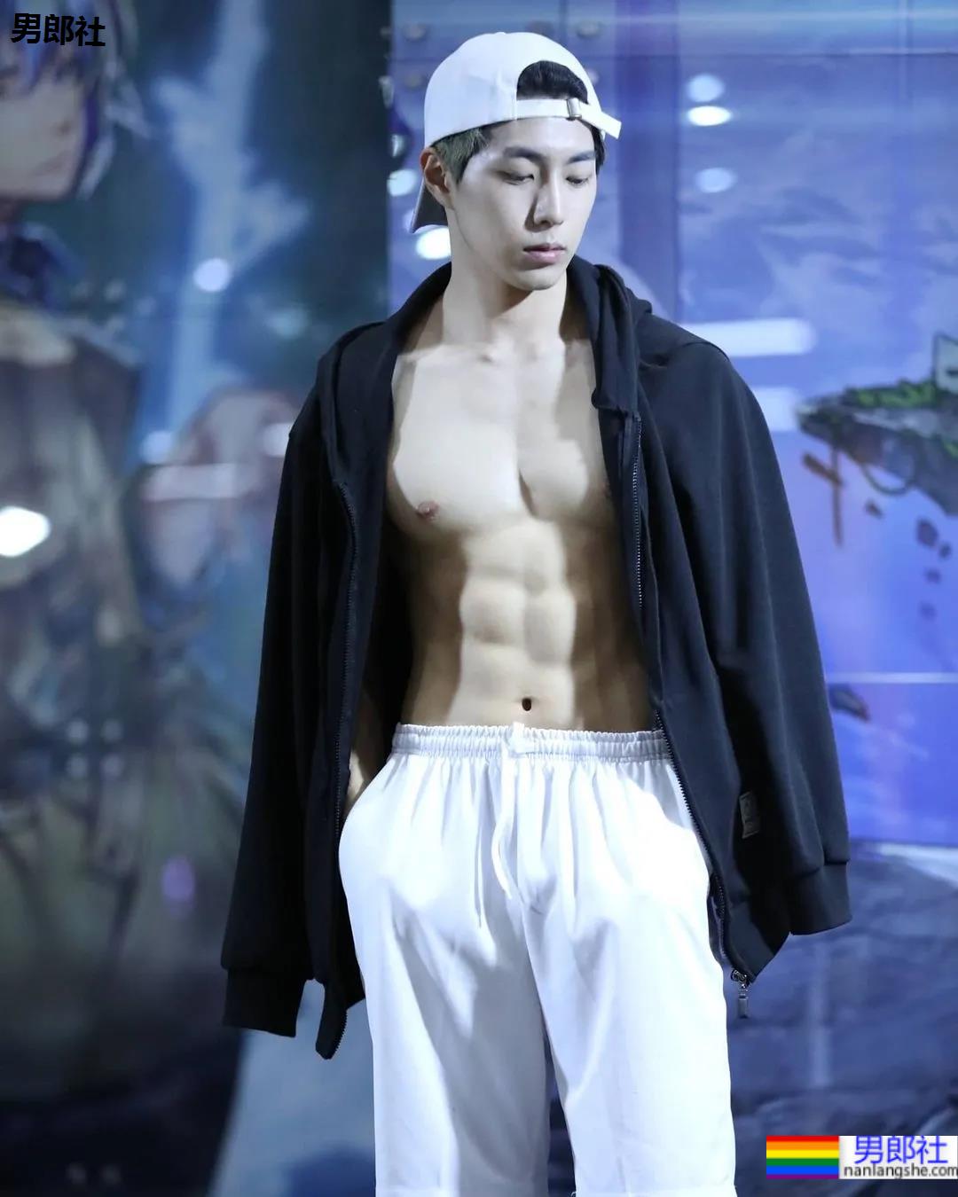 2021KR健身男模真实身材对比，是照片还是“照片”？ - 51虹马