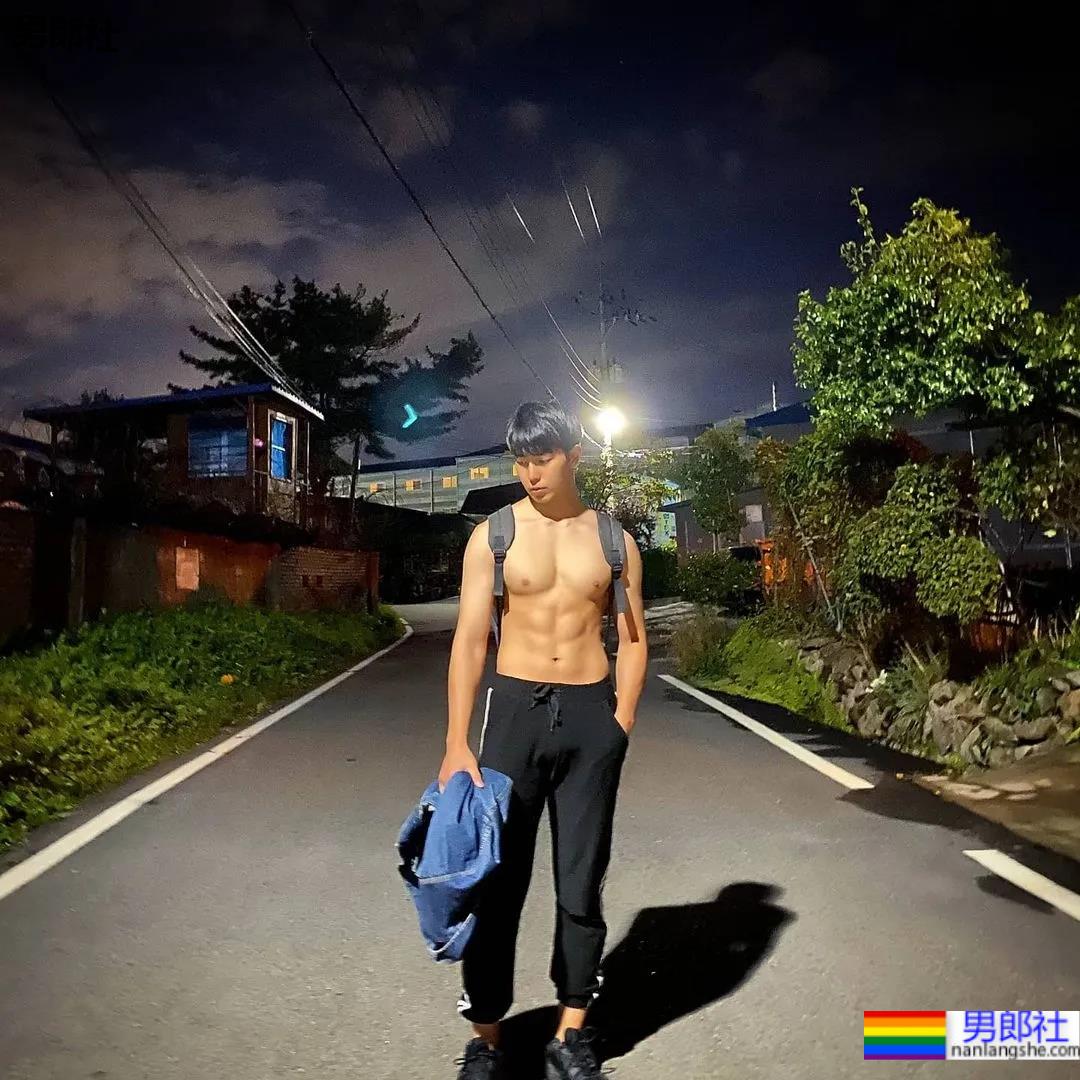 2021KR健身男模真实身材对比，是照片还是“照片”？ - 51虹马