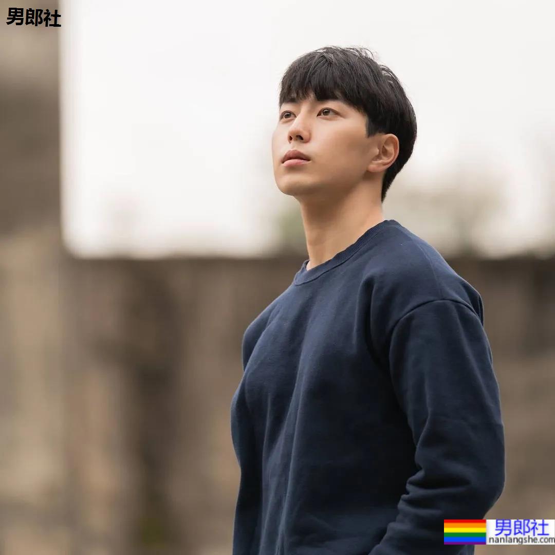 2021KR健身男模真实身材对比，是照片还是“照片”？ - 51虹马