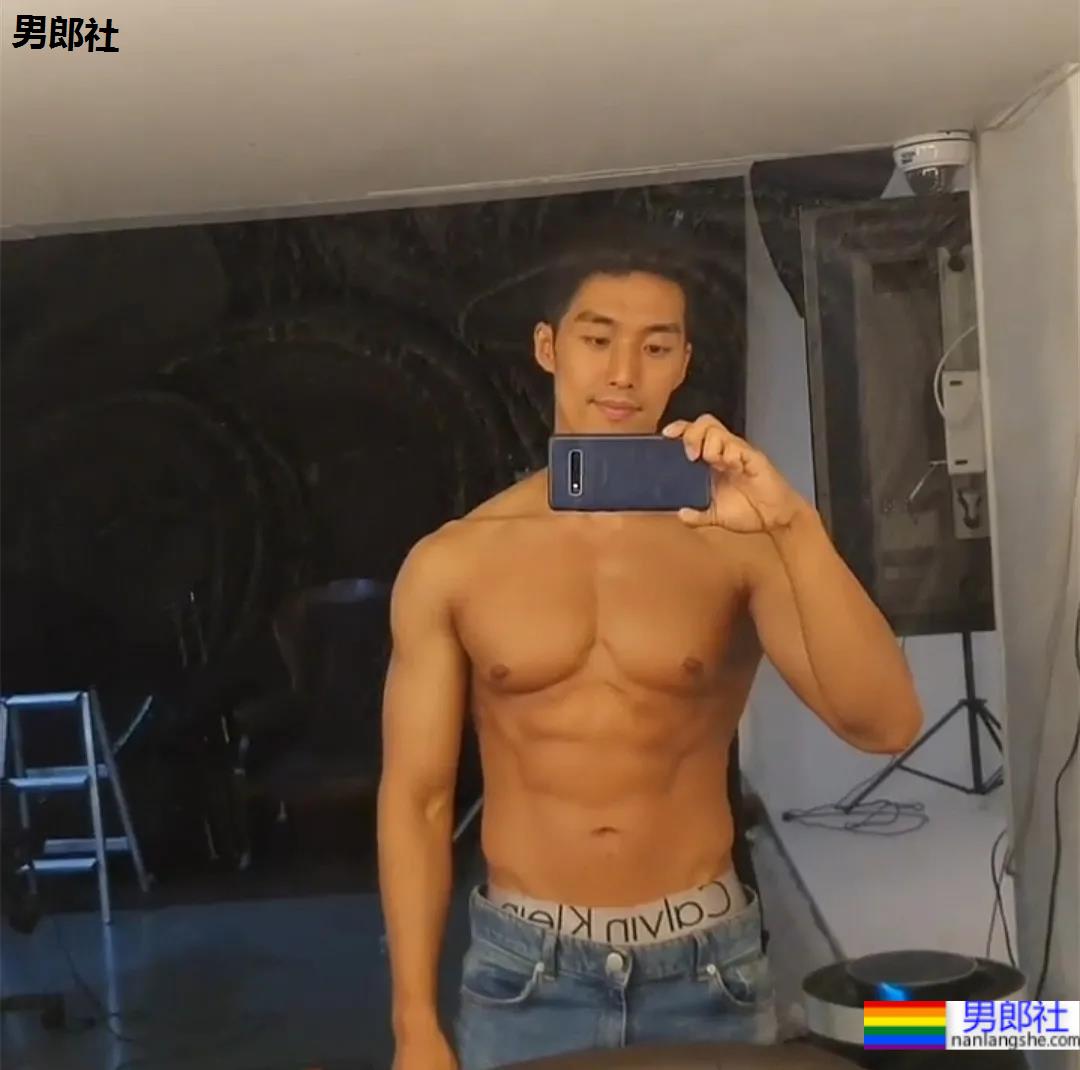 2021KR健身男模真实身材对比，是照片还是“照片”？ - 51虹马