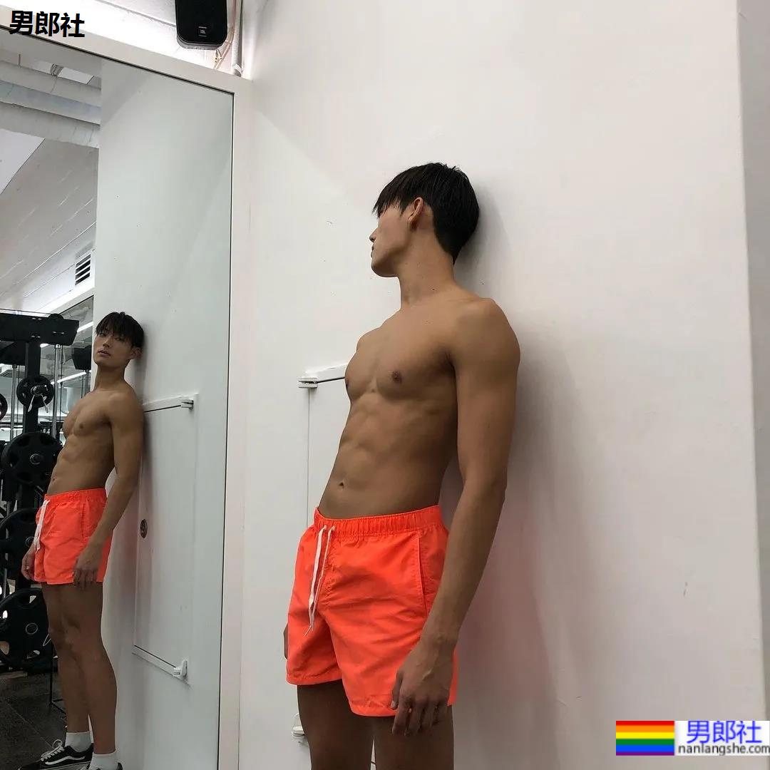 2021KR健身男模真实身材对比，是照片还是“照片”？ - 51虹马