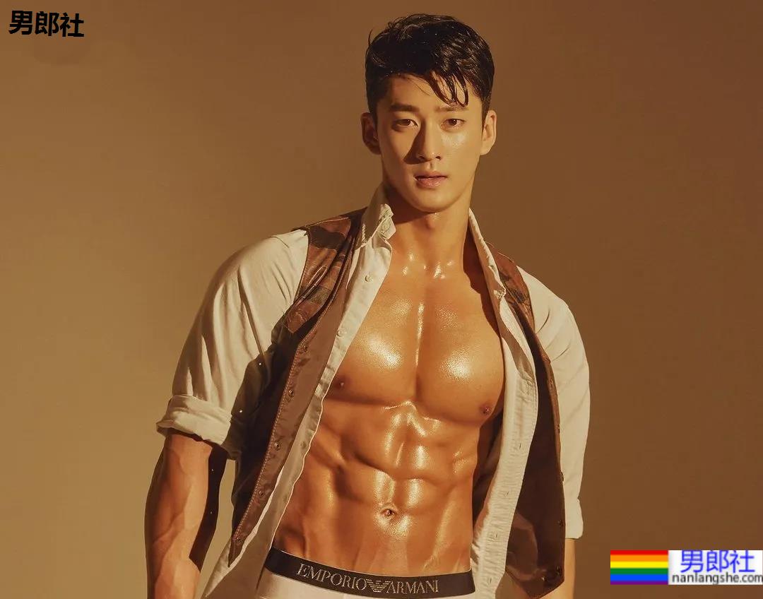 2021KR健身男模真实身材对比，是照片还是“照片”？ - 51虹马