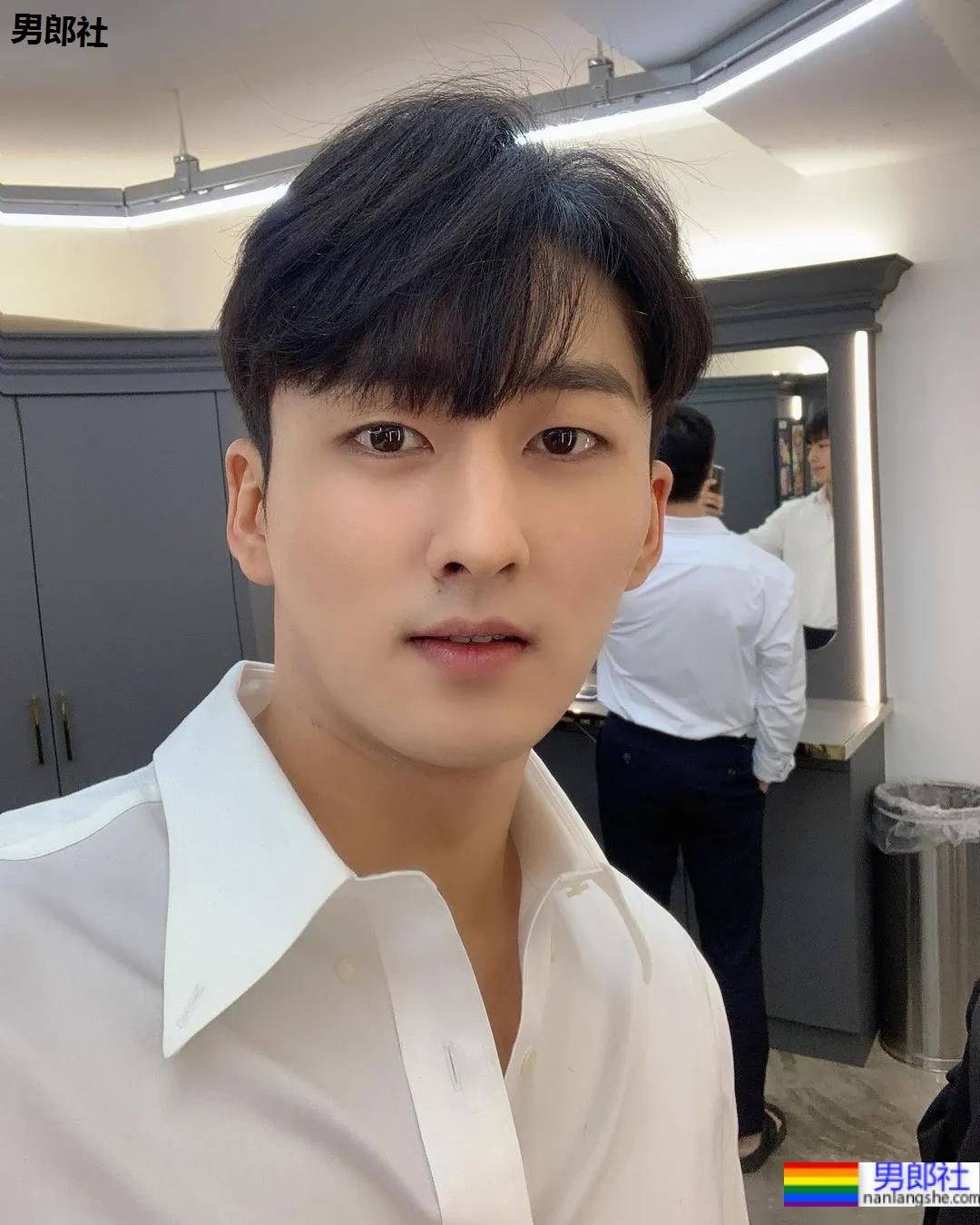 2021KR健身男模真实身材对比，是照片还是“照片”？ - 51虹马