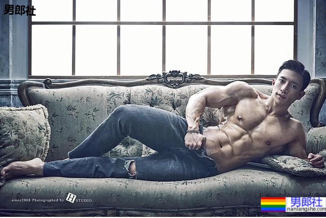 2021KR健身男模真实身材对比，是照片还是“照片”？ - 51虹马