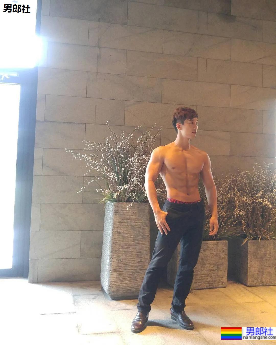 2021KR健身男模真实身材对比，是照片还是“照片”？ - 51虹马