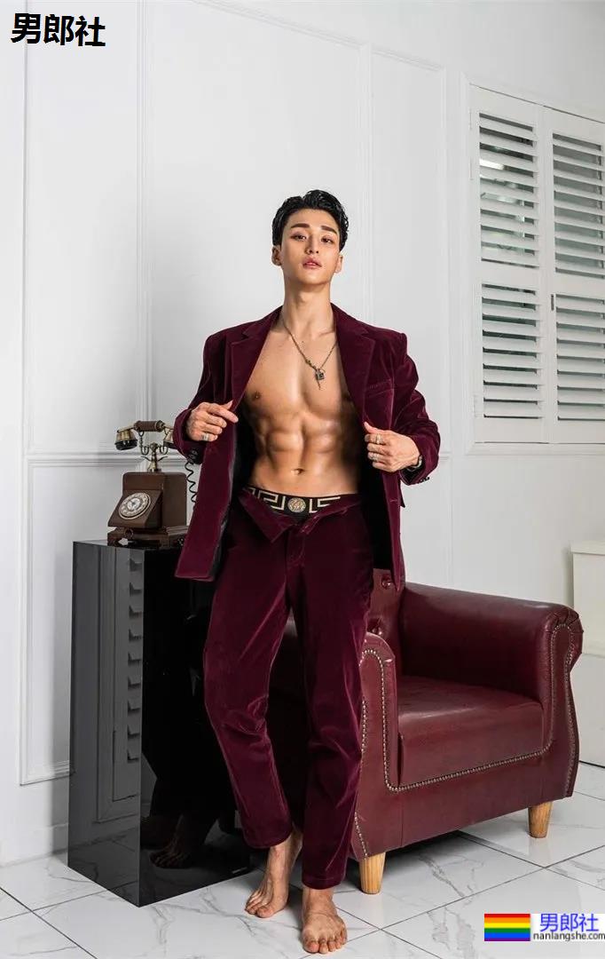 2021KR健身男模真实身材对比，是照片还是“照片”？ - 51虹马