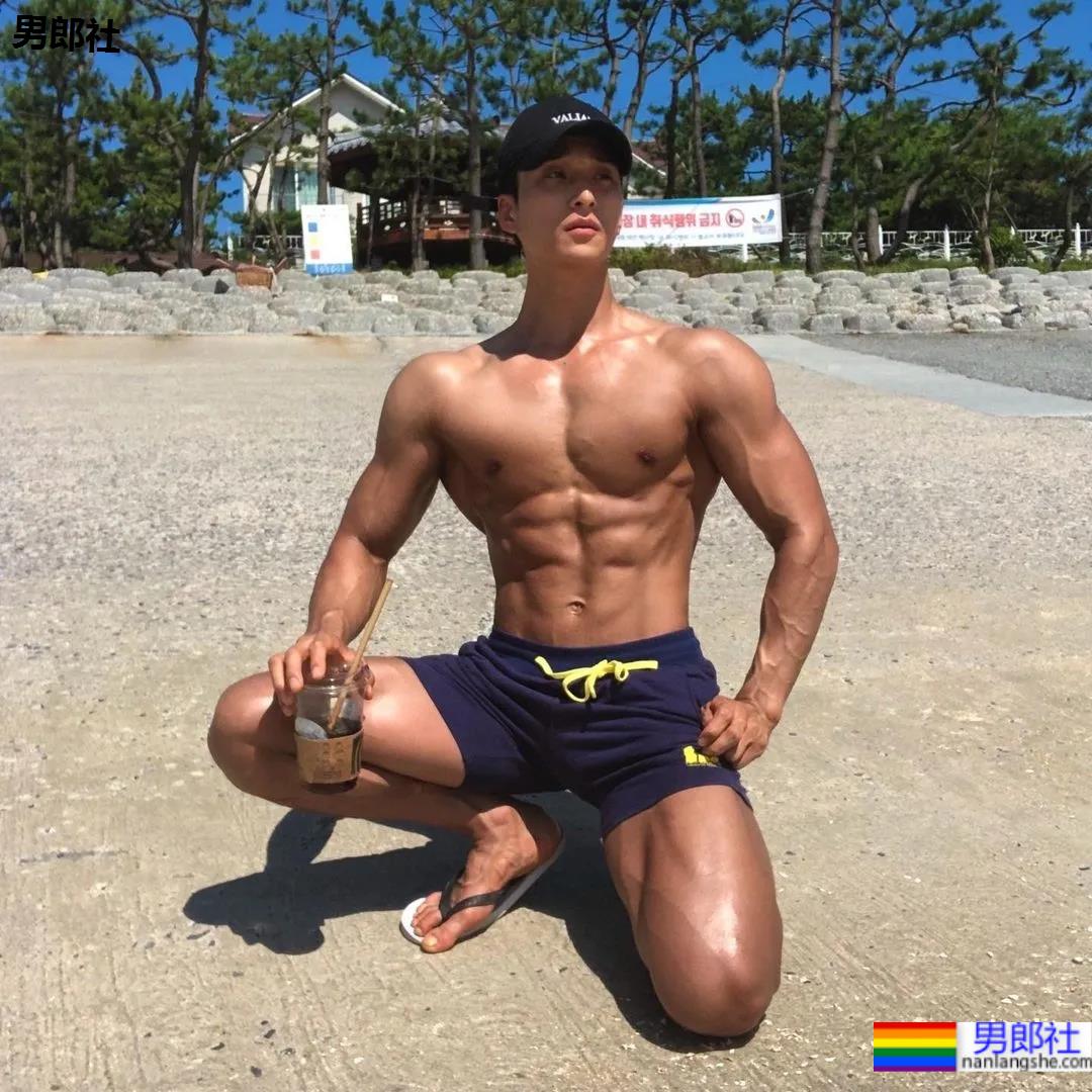 2021KR健身男模真实身材对比，是照片还是“照片”？ - 51虹马