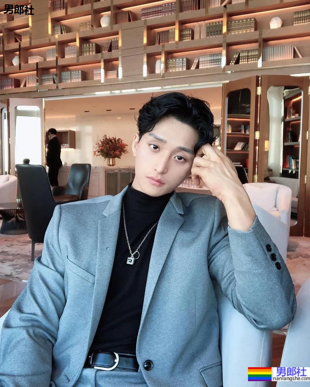 2021KR健身男模真实身材对比，是照片还是“照片”？ - 51虹马