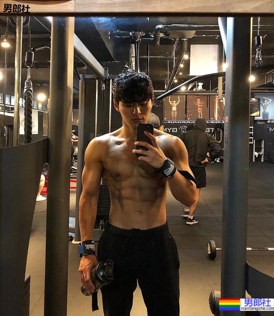 2021KR健身男模真实身材对比，是照片还是“照片”？ - 51虹马