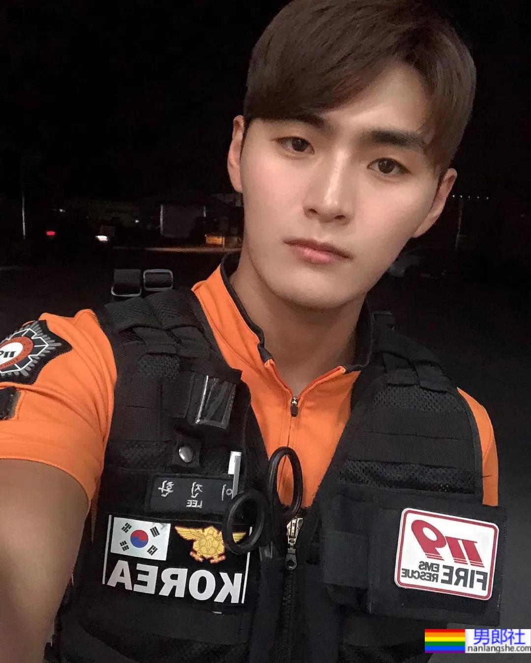 2021KR健身男模真实身材对比，是照片还是“照片”？ - 51虹马