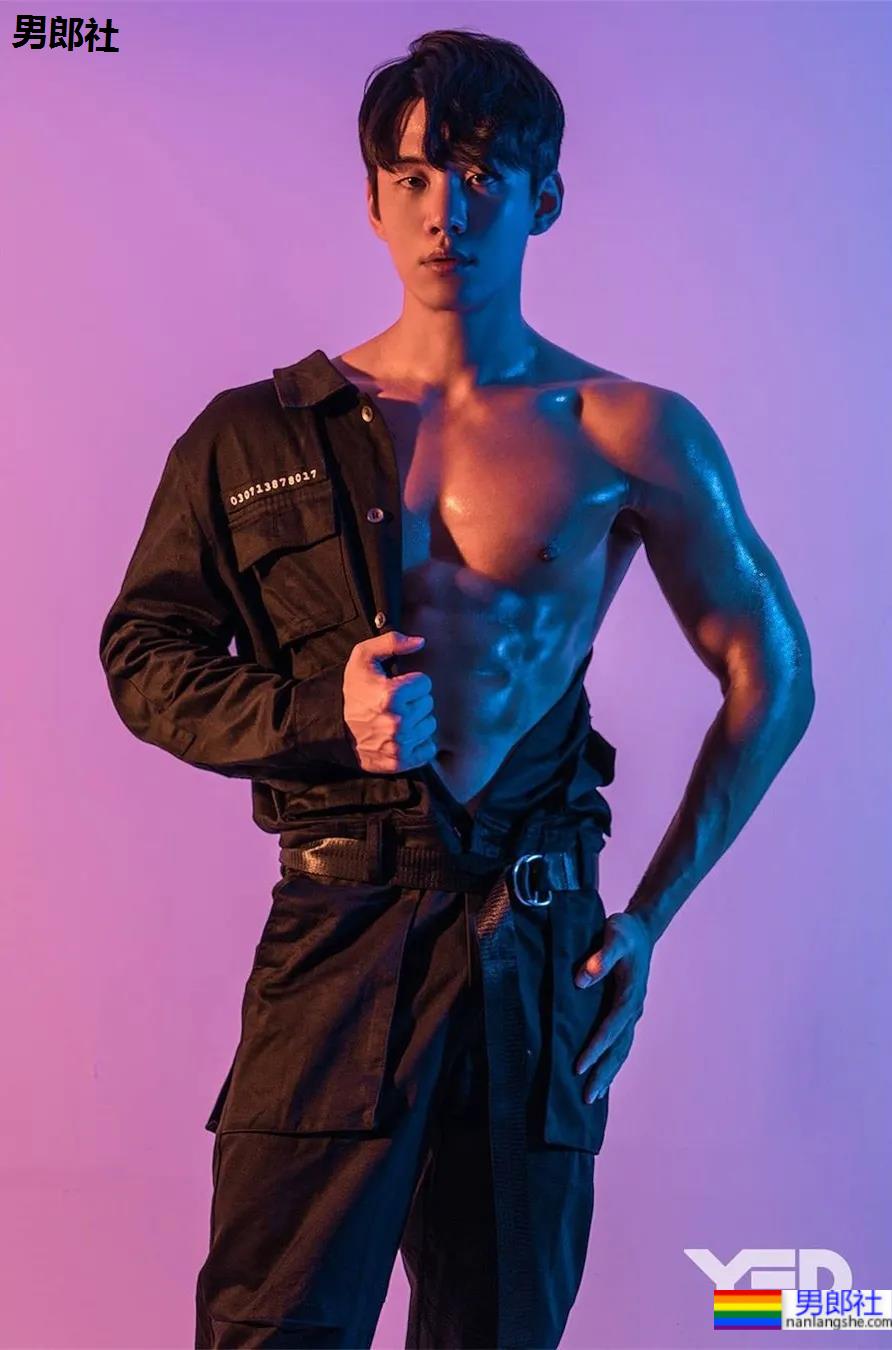 2021KR健身男模真实身材对比，是照片还是“照片”？ - 51虹马