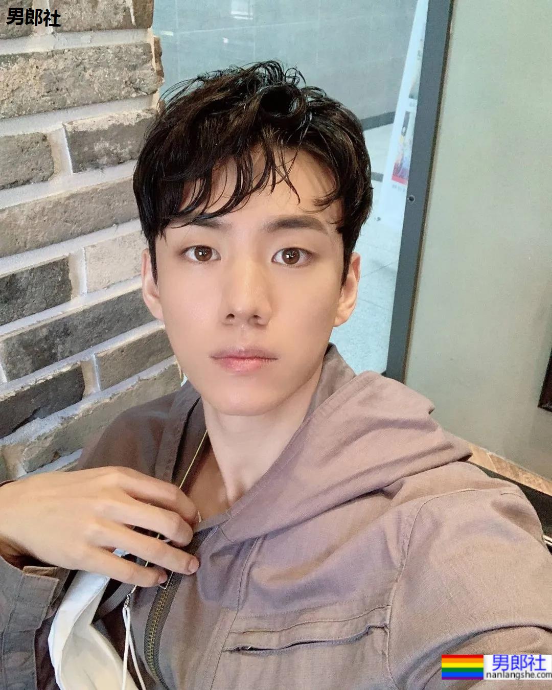 2021KR健身男模真实身材对比，是照片还是“照片”？ - 51虹马