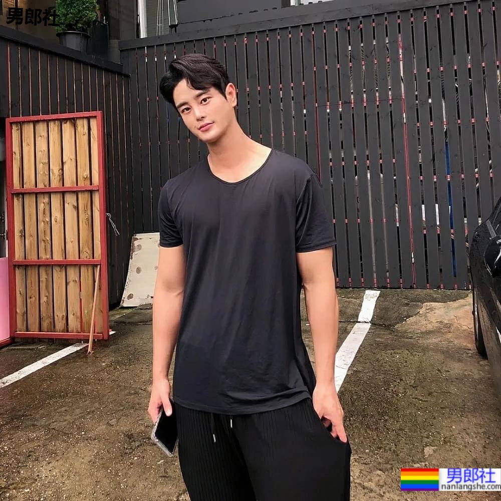 2021KR健身男模真实身材对比，是照片还是“照片”？ - 51虹马