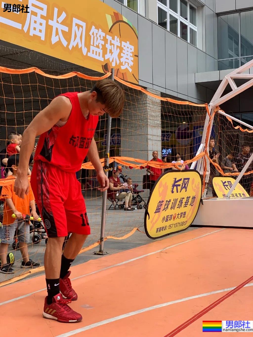 190cm郑大篮球体育生，这腹肌搓衣板集美们馋了! - 51虹马