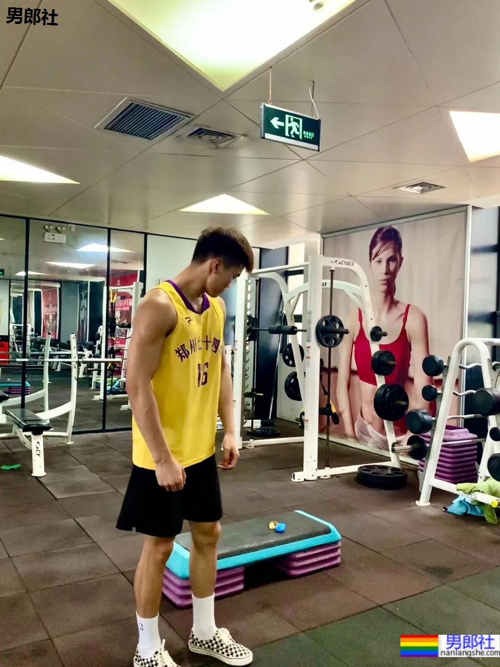 190cm郑大篮球体育生，这腹肌搓衣板集美们馋了! - 51虹马