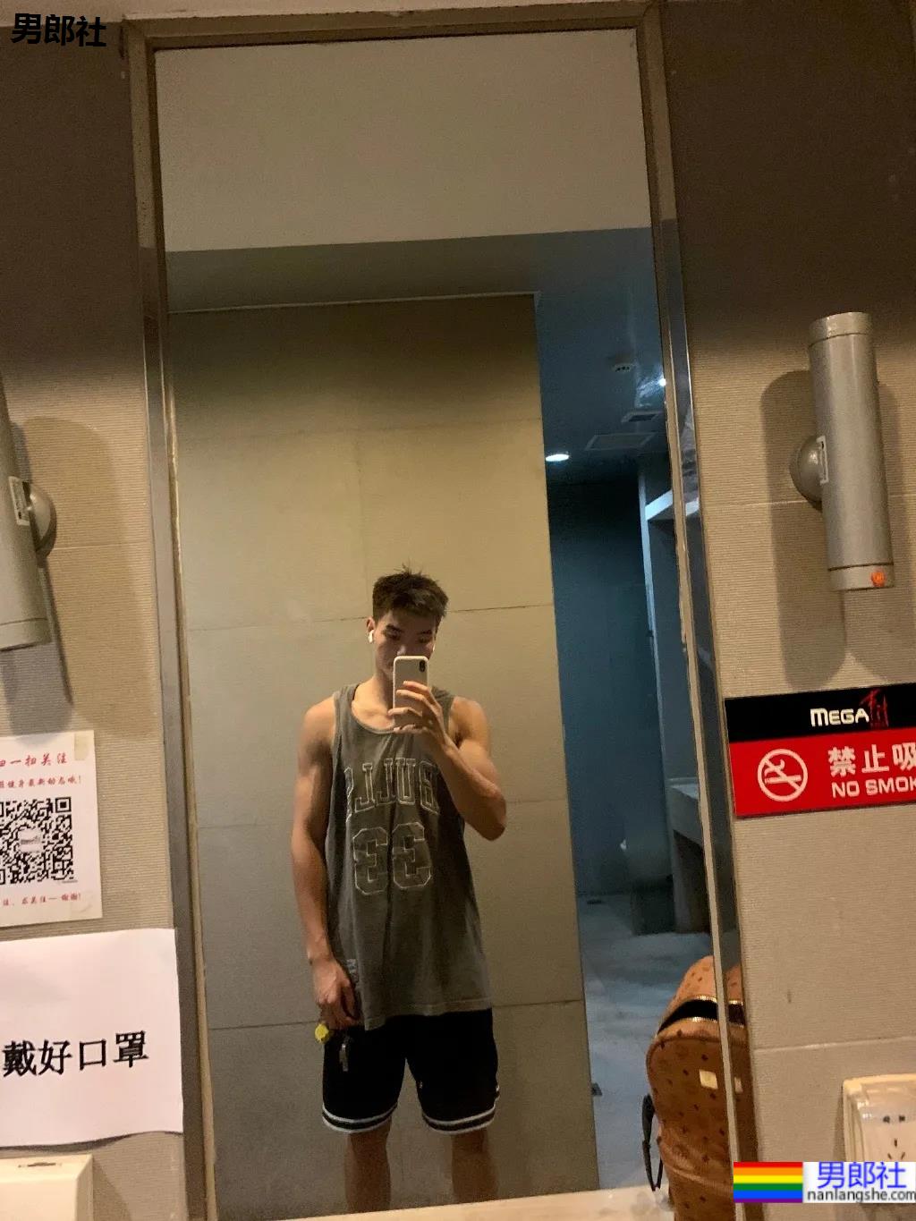 190cm郑大篮球体育生，这腹肌搓衣板集美们馋了! - 51虹马