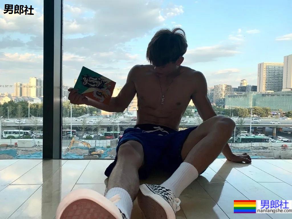 190cm郑大篮球体育生，这腹肌搓衣板集美们馋了! - 51虹马