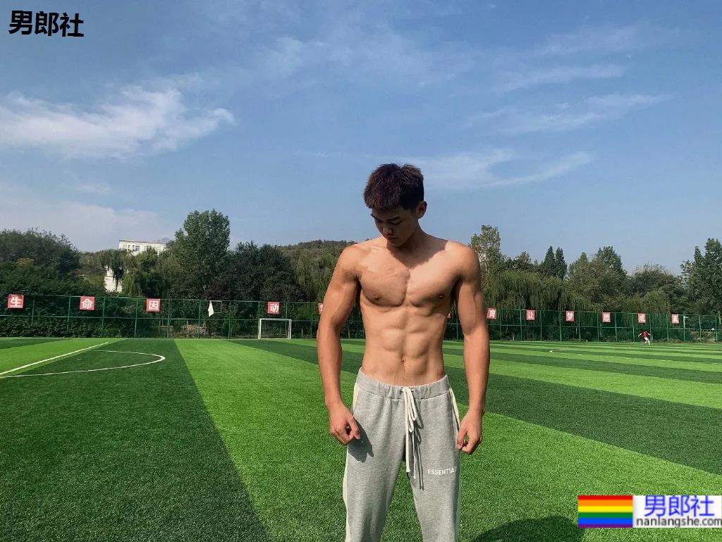 190cm郑大篮球体育生，这腹肌搓衣板集美们馋了! - 51虹马