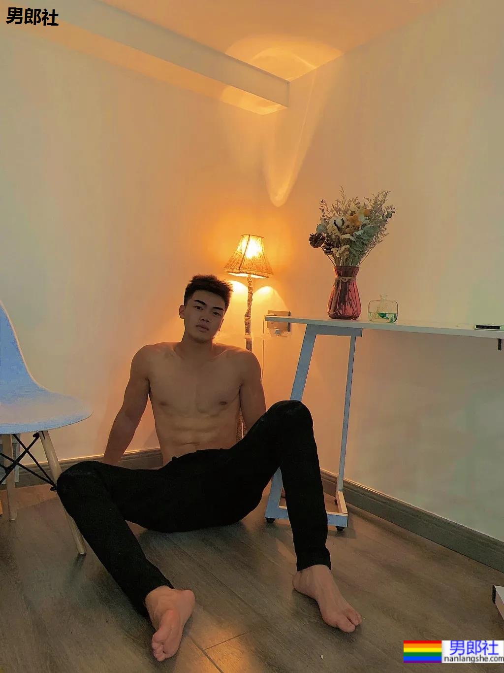 190cm郑大篮球体育生，这腹肌搓衣板集美们馋了! - 51虹马