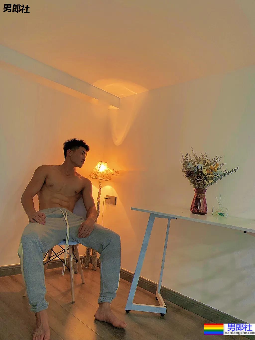 190cm郑大篮球体育生，这腹肌搓衣板集美们馋了! - 51虹马