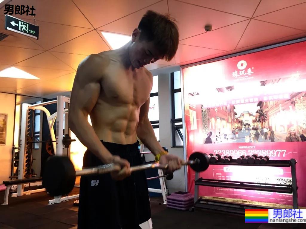 190cm郑大篮球体育生，这腹肌搓衣板集美们馋了! - 51虹马