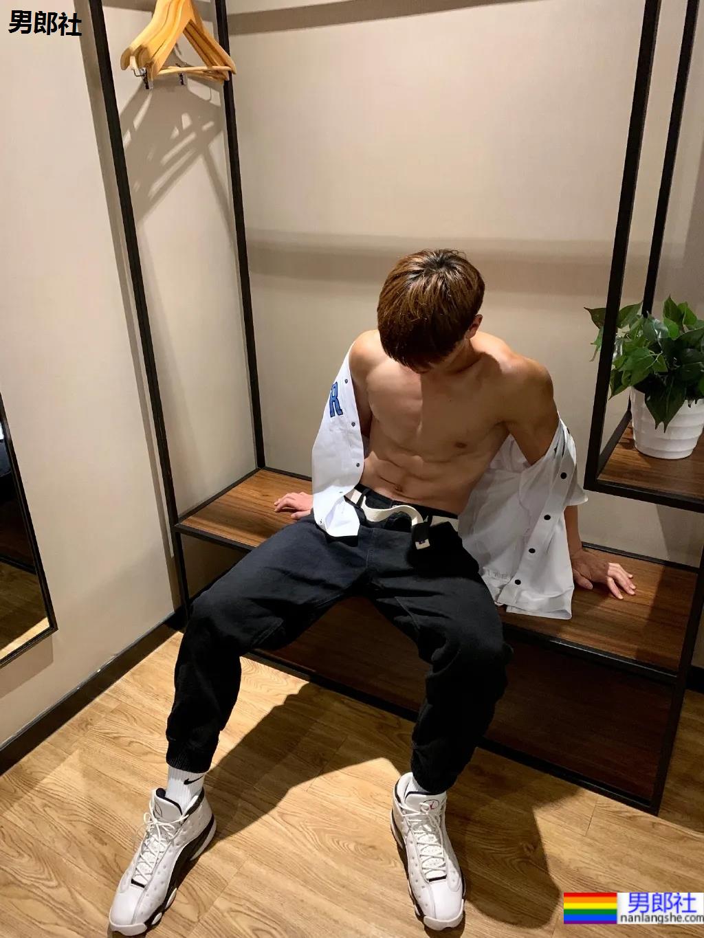 190cm郑大篮球体育生，这腹肌搓衣板集美们馋了! - 51虹马