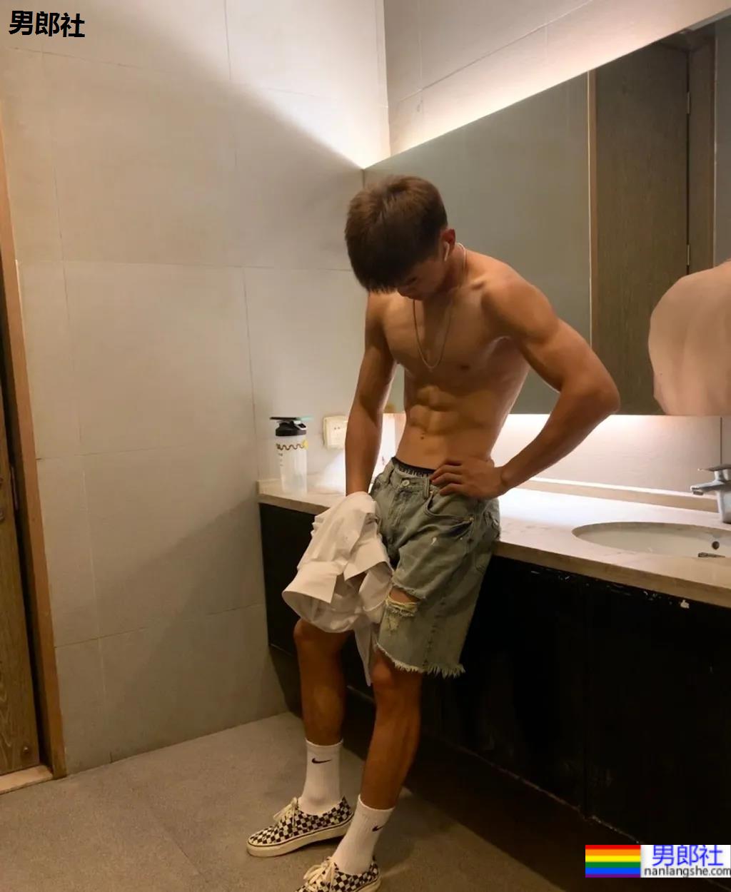 190cm郑大篮球体育生，这腹肌搓衣板集美们馋了! - 51虹马