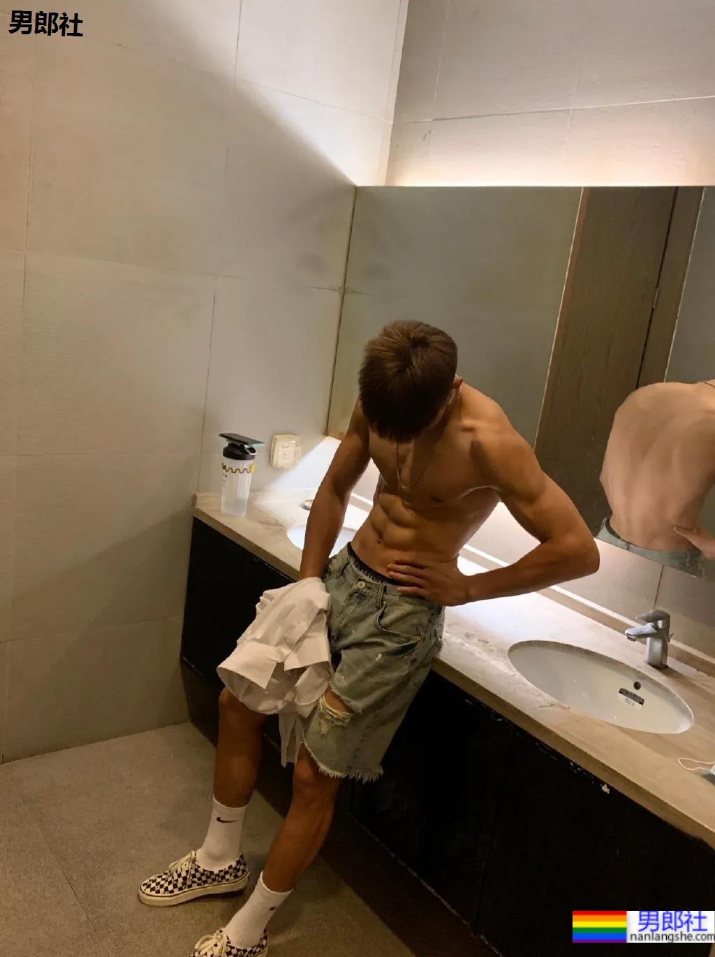 190cm郑大篮球体育生，这腹肌搓衣板集美们馋了! - 51虹马