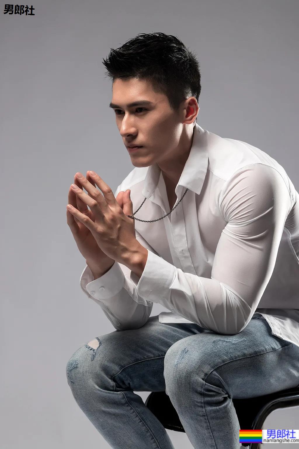 健身肌肉小哥拍荷尔蒙大片，这身材我馋了！ - 51虹马