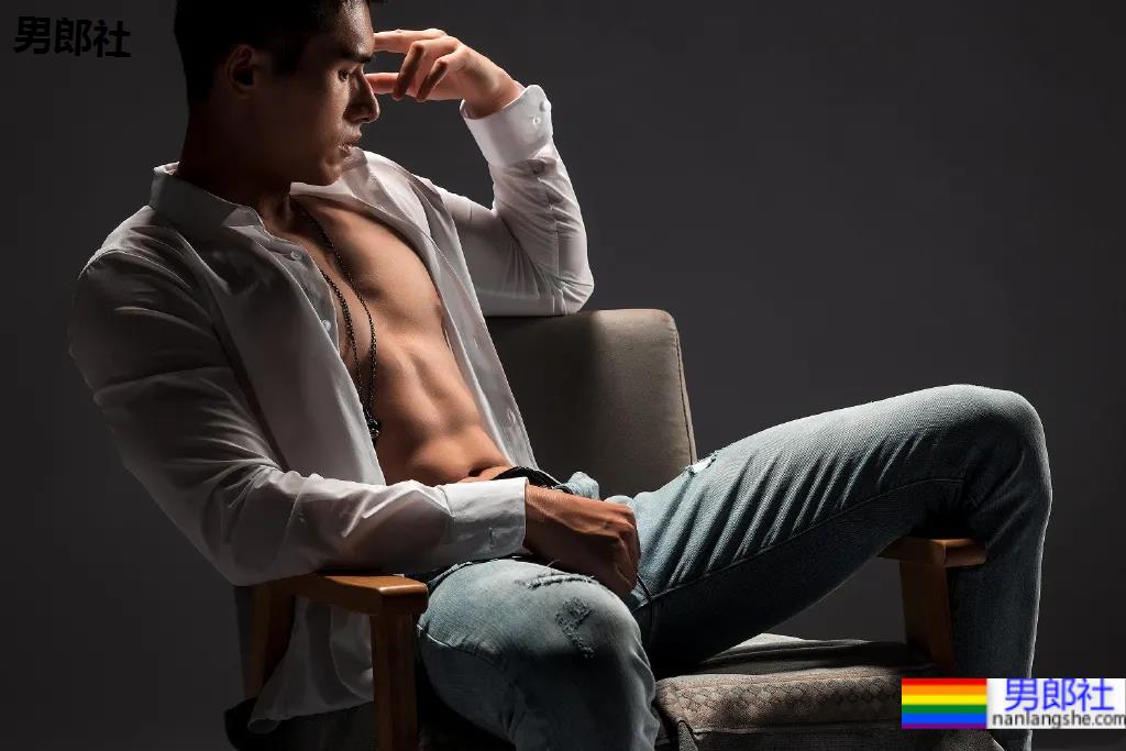 健身肌肉小哥拍荷尔蒙大片，这身材我馋了！ - 51虹马