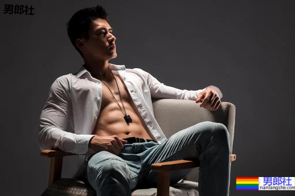 健身肌肉小哥拍荷尔蒙大片，这身材我馋了！ - 51虹马