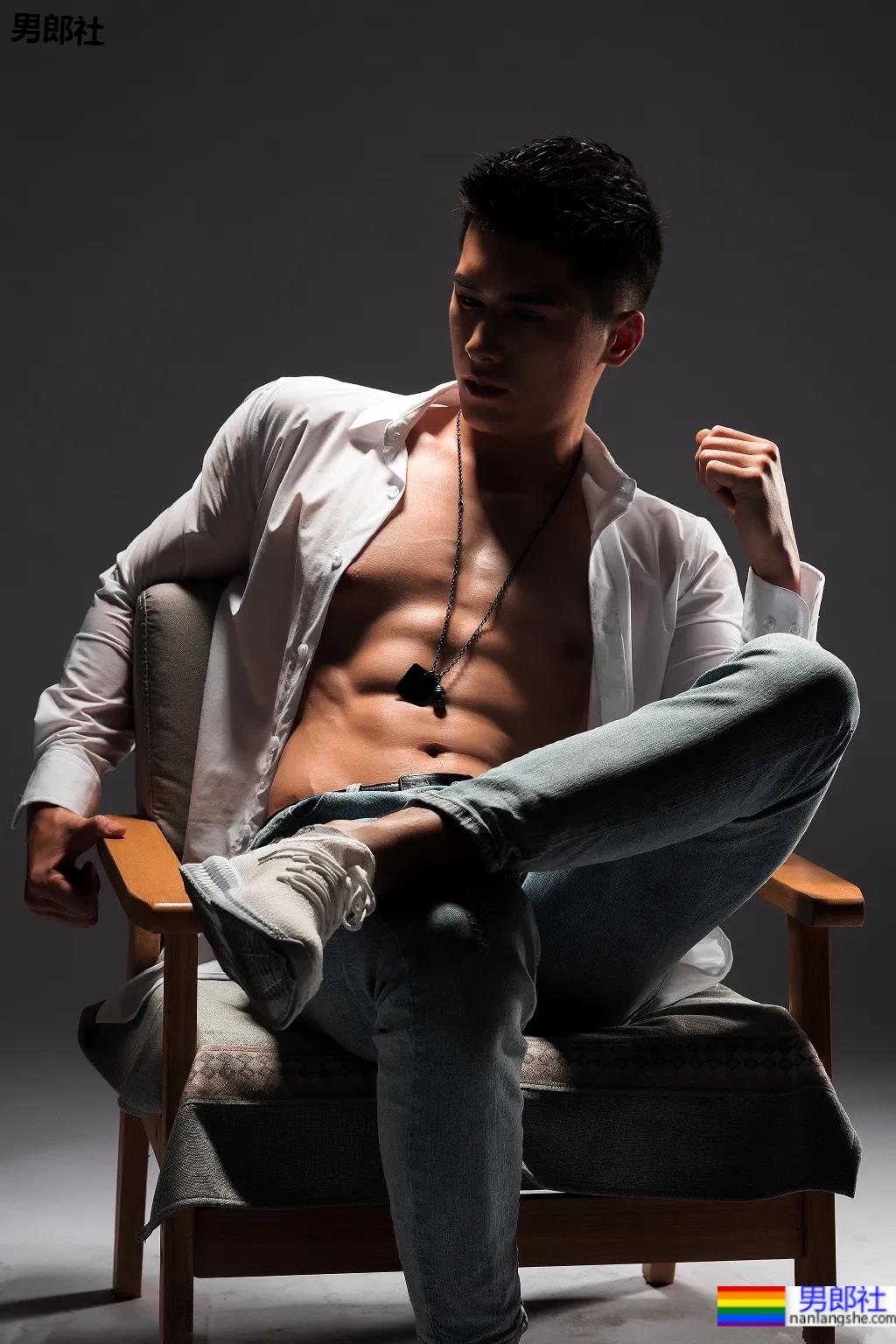 健身肌肉小哥拍荷尔蒙大片，这身材我馋了！ - 51虹马