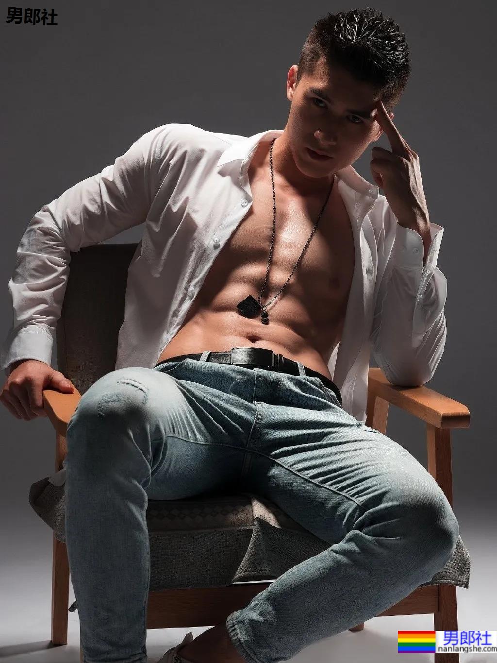 健身肌肉小哥拍荷尔蒙大片，这身材我馋了！ - 51虹马